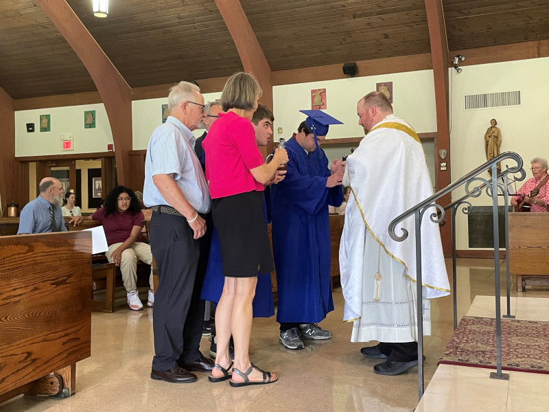 Graduates-and-families-mass-gifts